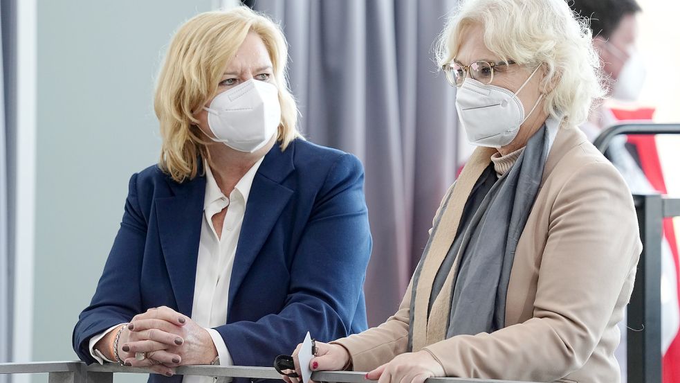 Die Wehrbeauftragte Eva Högl (SPD, links) hat der in die Kritik geratenen Verteidigungsministerin Christine Lambrecht (ebenfalls SPD) den Rücken gestärkt Foto: dpa