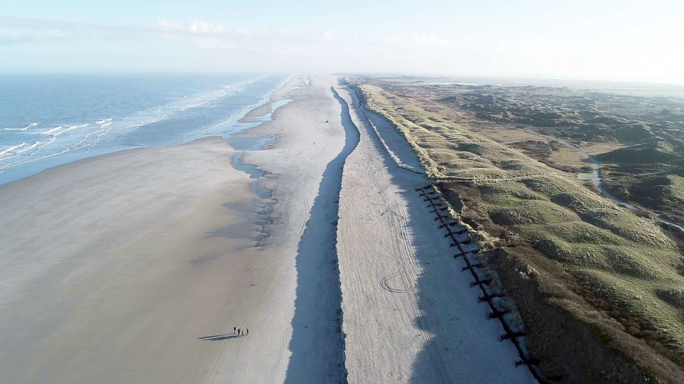 Eine deutliche, etwa 500 Meter lange Abbruchkante hat sich nach den vergangenen Sturmfluten am Strand von Langeoog vor den Dünen des sogenannten Pirolatals gebildet. Das Bild stammt noch aus der Zeit vor "Nadia". Foto: NLWKN/DPA