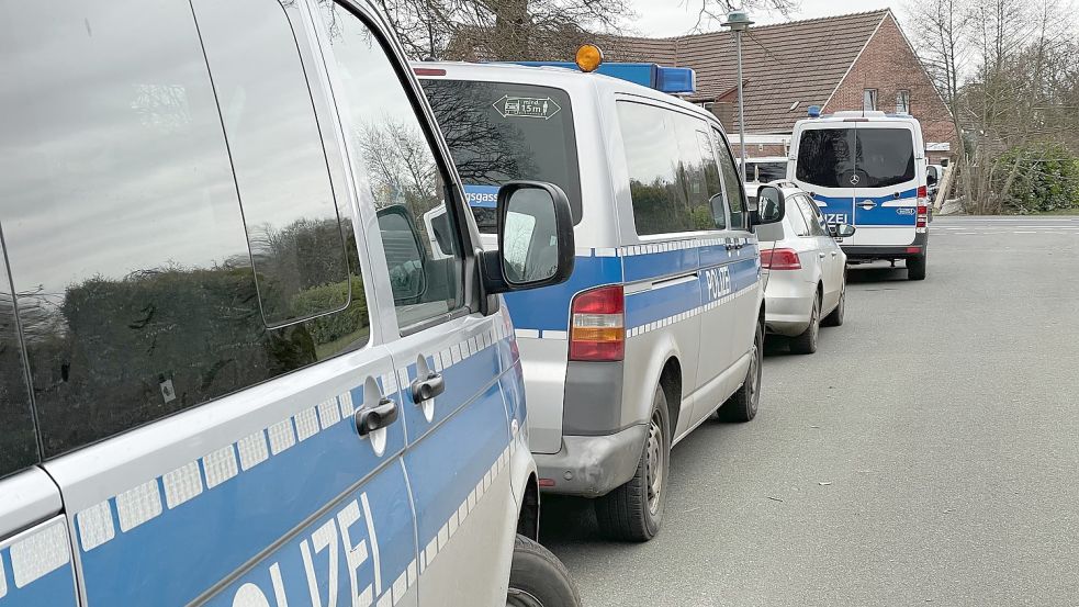 Insgesamt sieben Fahrzeuge der Bereitschaftspolizei in Oldenburg waren zur Unterstützung nach Westoverledingen ausgerückt. Foto: Hellmers
