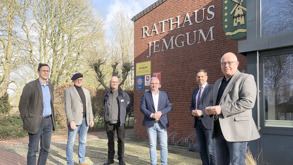 Dirk Post, Leiter der Betriebsstelle des NLWKN in Aurich (von links), Oberdeichrichter Meint Hensmann, Reinhard Backer, der Leiter des Emssperrwerkes, Landtagsmitglied Sascha Laaken (SPD), Landesumweltminister Olaf Lies (SPD) und Bürgermeister Hans-Peter Heikens trafen sich, um über das Sperrwerk zu sprechen.