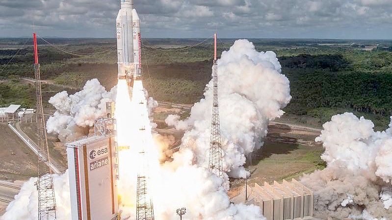 Ein Wissenschaftler von der Augsburger Uni soll Infos über Ariane-Raketen - hier zu sehen bei einem Start in Französisch-Guyana - an den russischen Geheimdienst weitergegeben haben. Foto: S Martin/ARIANESPACE/epa/dpa