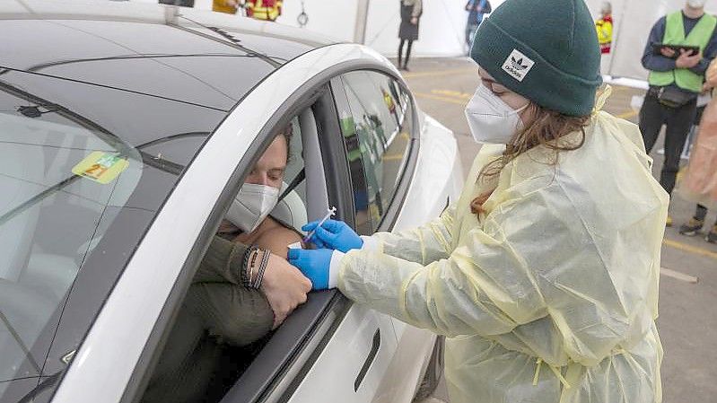 In Deutschland haben bislang mindestens 62,4 Millionen Menschen einen Grundschutz gegen das Coronavirus erhalten. Foto: Christophe Gateau/dpa