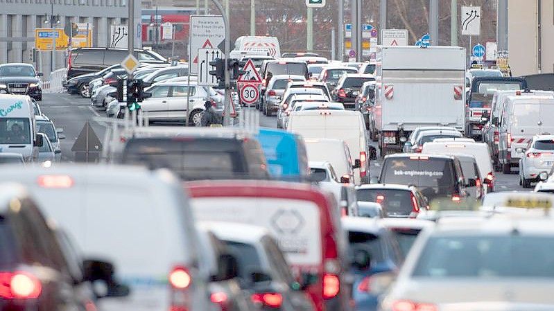 Dicht an dicht stehen Fahrzeuge im Stau auf einer Straße in Berlin. Foto: Paul Zinken/dpa