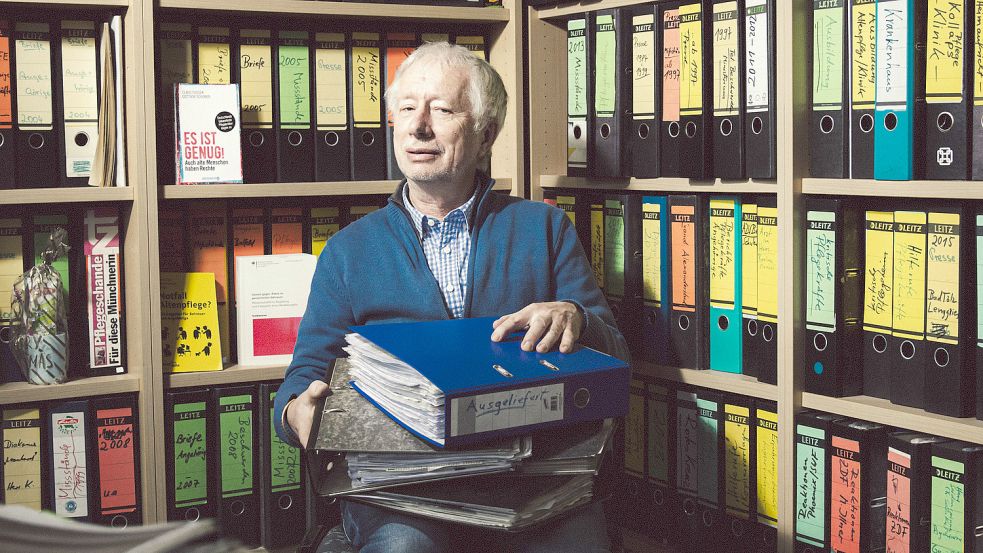 Der Ruheständler Claus Fussek inmitten seiner Aktenordner mit Beschwerdeschreiben. Foto: Anna Aicher
