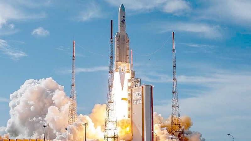 Eine Rakete vom Typ Ariane 5 hebt vom europäischen Weltraumbahnhof in Kourou (Französisch-Guayana) ab. Foto: ESA/ZUMA Wire/dpa