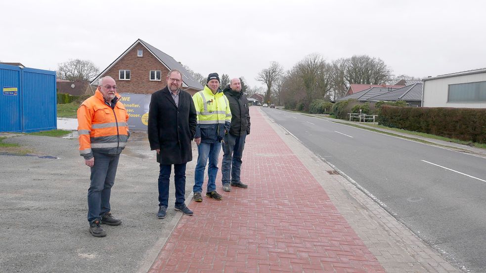 Offizielle Abnahme des neuen Rad- und Gehweges (von links): Olaf Hempen (Firma Schulte-Perk), Bürgermeister Thomas Otto, Ansgar Perk und Matthias Reens, Vorsitzender des Ausschusses für Wirtschaftsförderung, Verkehrswesen, Fremdenverkehr, Digitalisierung. Foto: Kruse
