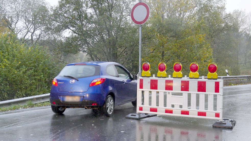 Die Straßenbaubehörde befürchtet, dass Baustellenschilder vom Sturm umgeweht werden könnten. Symbolfoto: Hercher/DPA