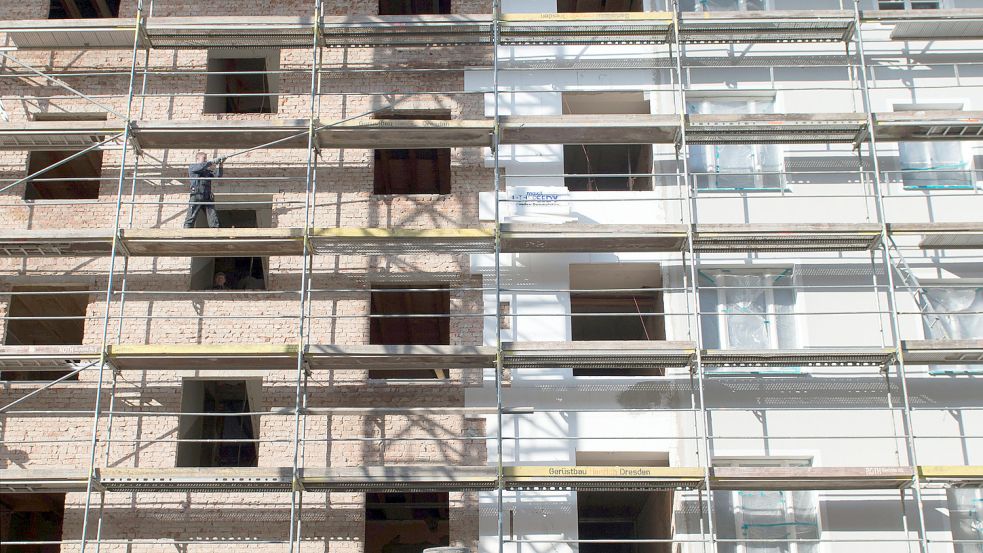 Sanierungen von Wohnungen sind teuer, vor allem, wenn sie nach hohen Energiesparstandards erfolgen. Klimaschutz und der Wunsch nach bezahlbarem Wohnraum lassen sich nur schwer unter einen Hut bringen. Foto: Arno Burgi/dpa