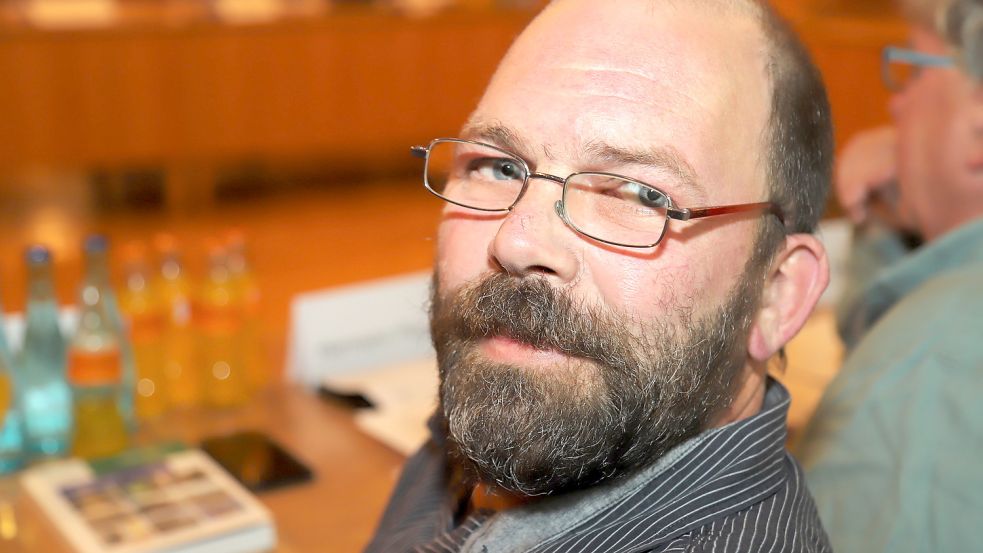 Carsten Ambacher ist Sprecher des Vereins "Bürgerbewegung Saterland und Umgebung", die sich gegen die Ansiedlung von Gülleverwertern im Industriepark c-Port starkmacht. Ambacher sitzt zudem für die SPD im Rat der Gemeinde Saterland. Fotos (2): Passmann