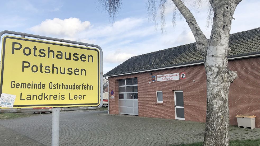Das Feuerwehrhaus am Farnweg in Potshausen ist zu klein für das neue Löschfahrzeug. Deswegen muss das Gebäude vergrößert werden. Fotos: Zein
