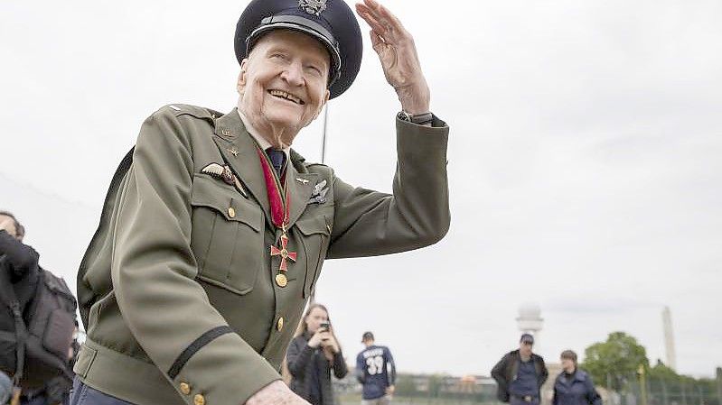 Der ehemalige Luftbrückenpilot Gail Halvorsen ist mit 101 Jahren gestorben. Foto: Christoph Soeder/dpa