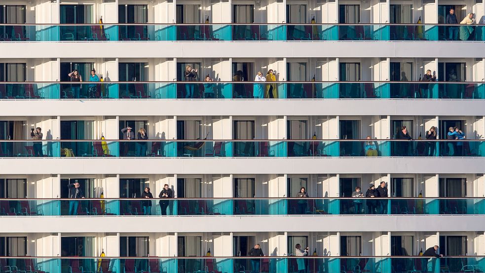 Sitzen jetzt vermutlich nicht auf dem Balkon: Passagiere auf der „Aidaprima“. Foto: dpa/Lukas Schulze