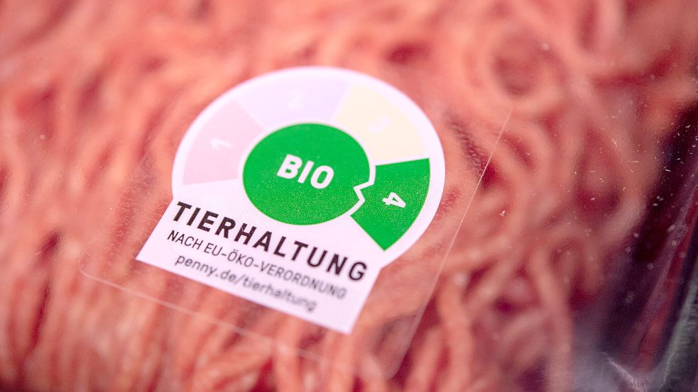 Bio-Ware ist teurer als konventionelle Lebensmittel. Geht es nach dem Öko-Dachverband sollte die Bio bei der Mehrwertsteuer bevorzugt werden. Foto: dpa