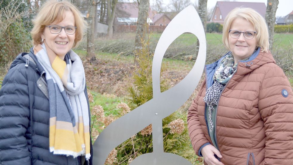 Der Frauenchor Ramsloh möchte sich endlich wieder vollzählig treffen und vor Publikum singen und dabei modernes Liedgut präsentieren. Das Foto zeigt die Chorleiterin Maria Helmers (links) und die Vorsitzende Karin Henken (rechts). Foto: Weers