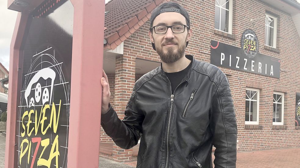 Der gebürtige Syrer Wael Ahmad hat vor wenigen Tagen den Imbiss „Seven Pizza“ an der Hauptstraße in Ostrhauderfehn eröffnet. Foto: Zein