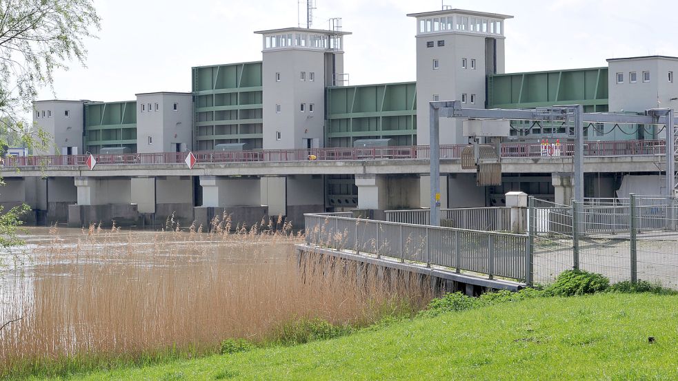 Das Ledasperrwerk: Das durch niedrigere Flussdeiche gesicherte Leda-Jümme-Gebiet kann mit ihm vor höheren Tiden und Sturmfluten geschützt werden, indem das Sperrwerk einfach geschlossen wird. 2000/2001 wurde neben dem Leda-Sperrwerk das Leda-Schöpfwerk zur Verbesserung der Hochwasser und Sturmflutsicherheit im Leda-Jümme-Gebiet errichtet. Bild: Ortgies