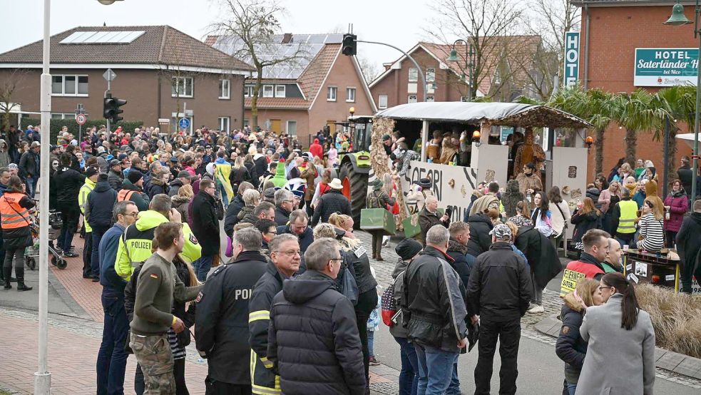 Tausende von Menschen säumten 2019 die Straßen, als der bislang letzte Umzug der KVG durch Ramsloh zog. Nun fällt der Karnevalsumzug im Saterland bereits zum zweiten Mal wegen Corona aus. Archivfoto