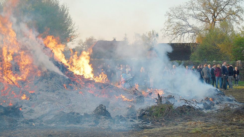 Osterfeuer in kleinem Rahmen dürften in diesem Jahr wohl möglich sein. Was größere Veranstaltungen angeht, herrscht noch keine Klarheit. Foto: Archiv