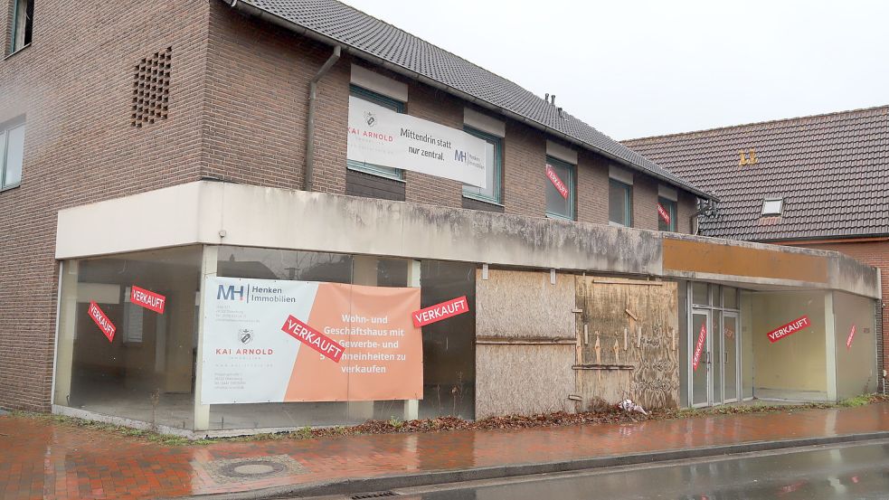 Rote Aufkleber mit der Aufschrift „Verkauft“ kleben an der Fensterfront des leerstehenden Gebäudes an der Langen Straße. Verschwindet der Schandfleck in Barßels Ortsmitte nun endlich? Foto: Passmann
