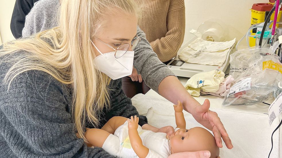 Im Marien Hospital wird die erste Untersuchung (U1) eines   Neugeborenen vom Kinderarzt durchgeführt. Als freiberufliche   Hebamme oder in einem Geburtshaus führt die Hebamme die U1   durch, sodass dies an einer Simulationspuppe bei der   Praxisanleitung geübt wird. Auf dem Bild übt Studentin Emma Wolters. Foto: Marien Hospital