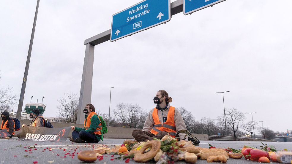 Klimaaktivisten bei Autobahnblockaden Foto: Carsten Koall
