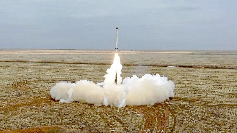 Das vom russischen Verteidigungsministerium zur Verfügung gestellte Videostandbild zeigt den Start einer russischen Iskander-K-Rakete. Foto: Uncredited/Russian Defense Ministry Press Service/dpa