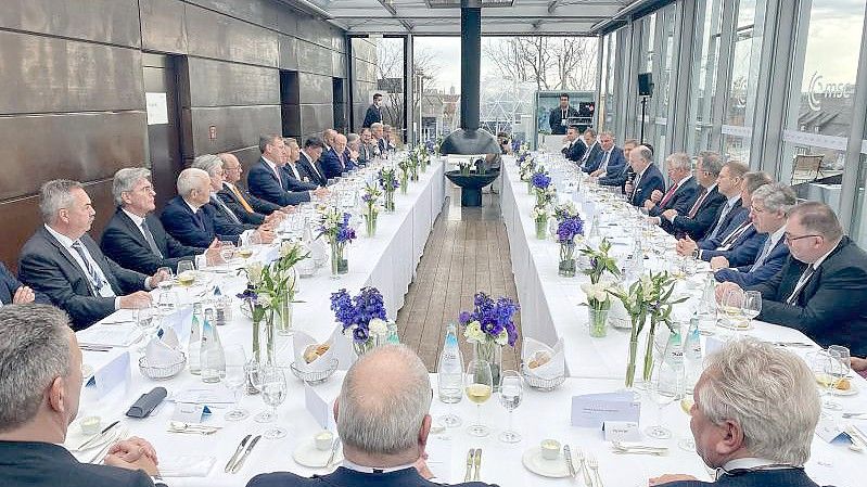 Reine Männerrunde beim CEO-Lunch in München - das sorgt für Aufregung im Netz. Foto: Michael Bröcker/The Pioneer/dpa