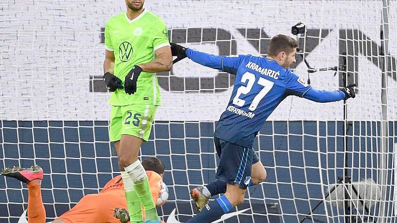 Spiel gedreht: Hoffenheims Andrej Kramaric sorgt mit seinem Tor für den 2:1-Sieg beim VfL Wolfsburg. Foto: Swen Pförtner/dpa