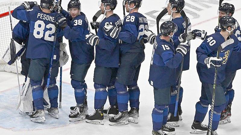 Die Finnen jubeln über Olympia-Gold. Foto: Peter Kneffel/dpa