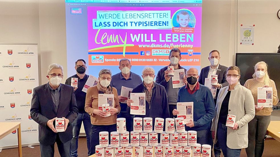 In der Gemeinde Apen wurden durch die Bezirksvorsteher Geldspenden für die Hilfsaktion gesammelt. Das Bild zeigt (hintere Reihe, von links) Gerrit Wermter, Bezirksvorsteher Erich Eilers, Bezirksvorsteher Jens Meyer, Bürgermeister Matthias Huber und Lidia Egert, die Mutter von Lenny, sowie (vordere Reihe, von links) stellvertretender Bürgermeister Hans-Jürgen Janssen, Bezirksvorsteherin Ursula Rüther, Bezirksvorsteher Erwin Eilers, Bezirksvorsteher Albrecht-Erich Krause und die stellvertretende Bürgermeisterin Thalke Ehlers. Foto: Gemeinde Apen