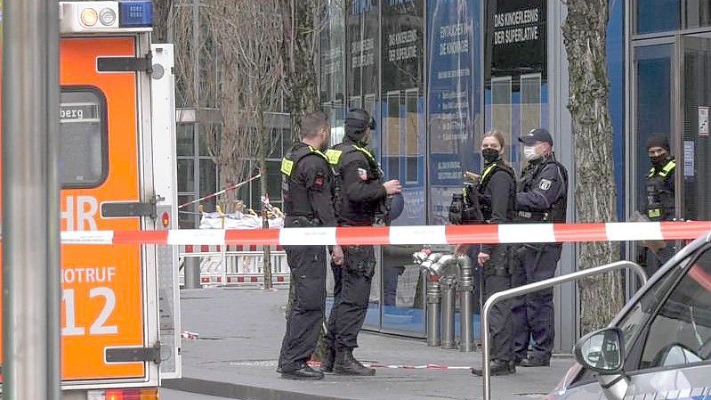 Polizei und Feuerwehr am Sony Center, wo ein 24 Jahre alter Mann tot aufgefunden wurde. Foto: Paul Zinken/dpa