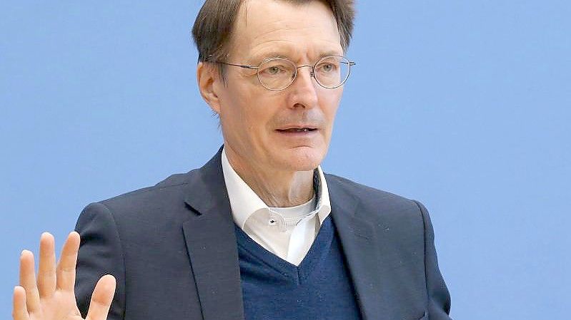 SPD-Gesundheitsminister Karl Lauterbach sieht schnelle Öffnungsschritte kritisch. Foto: Wolfgang Kumm/dpa