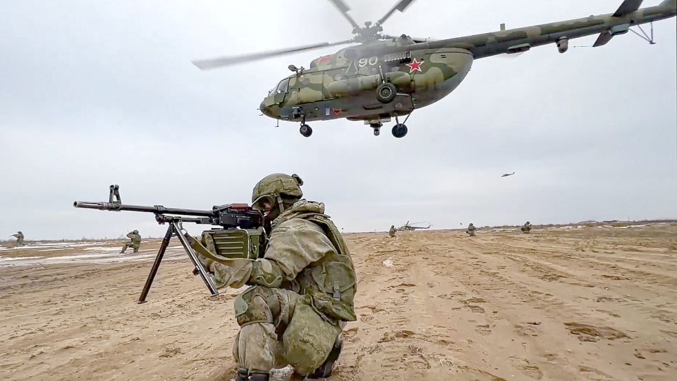 Russische Marineinfanteristen nehmen während Militärübungen zwischen Russland und Belarus auf dem Truppenübungsplatz Obuz-Lesnovski ihre Position ein. Russland hat Truppen nach Belarus entsandt, um dort umfassende gemeinsame Militärübungen abzuhalten. Foto: Uncredited/Russian Defense Ministry Press Service/AP/DPA