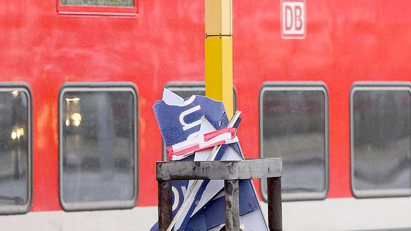 Bei der Bahn gibt es wegen der Stürme weiter Einschränkungen. Foto: Julian Stratenschulte/dpa