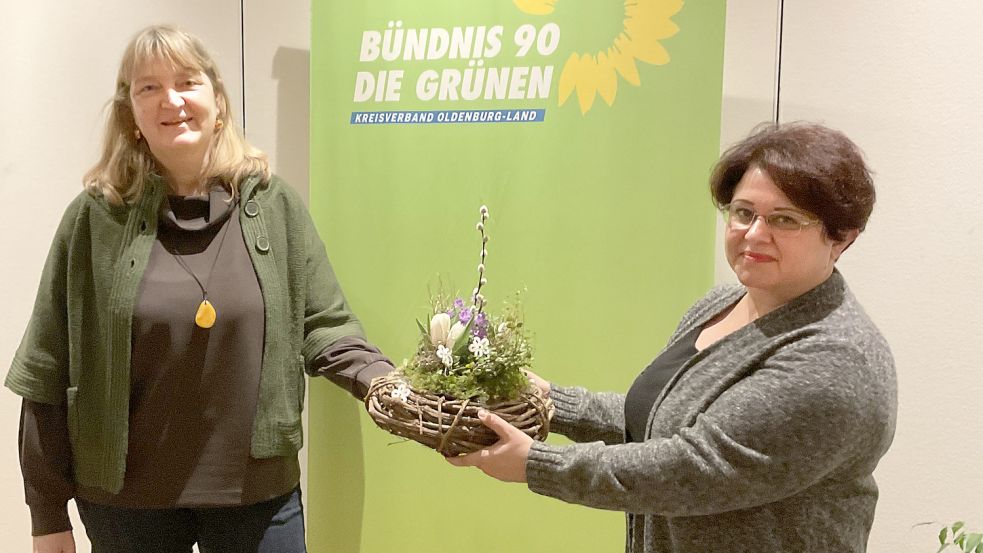 Begüm Langefeld (rechts) tritt für die Grünen im Wahlkreis Cloppenburg-Nord an. Birte Wachtendorf, die Geschäftsführerin der Grünen im Landkreis Oldenburg-Land, gratuliert zur einstimmigen Nominierung. Foto: Jäger