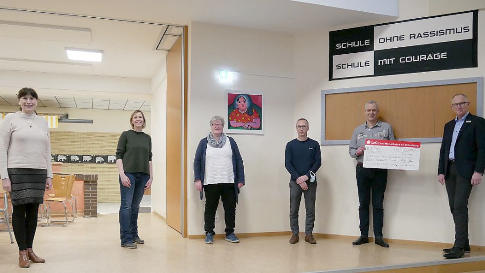 Die Spendenübergabe im Schulzentrum (von links): Schulleiterin Astrid Fedorowicz , die Lehrkräfte, Anke Tamminga und Maria Quathamer sowie Kassenart Jakob Koch und Vorsitzender Werner Stavermann vom Förderverein und LzO-Filialleiter Theodor Kramer. Anke Tamminga und Maria Quathammer begleiten das Projekt „das Grüne Klassenzimmer“.