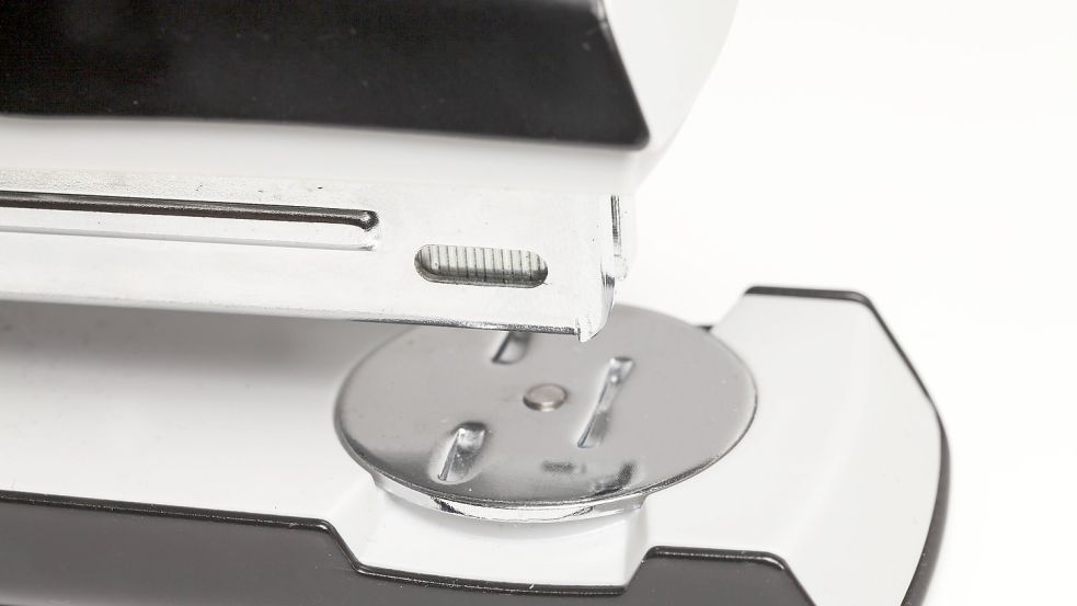 Hat der Tacker bald ausgedient? Immer mehr Korrespondenz mit Behörden soll in Niedersachsen digital ablaufen. Foto: imago images/STPP