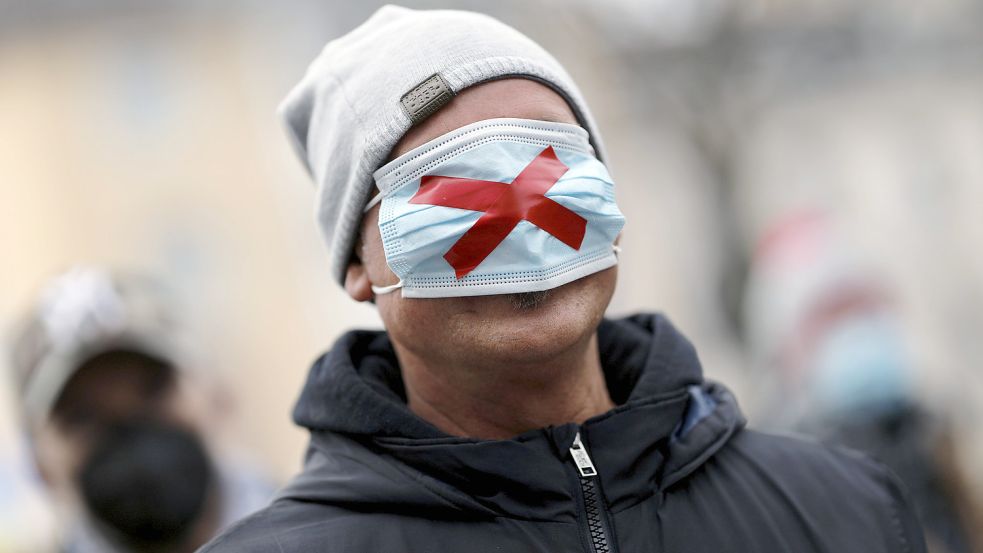 Fällt mit dem „Freedom Day“ in Deutschland am 20. März auch die allgemeine Maskenpflicht? Vor allem beim Gegnern der Corona-Maßnahmen ist diese neben der Impfpflicht eine der besonders umstrittenen Regelungen. Foto: imago images/Future Image