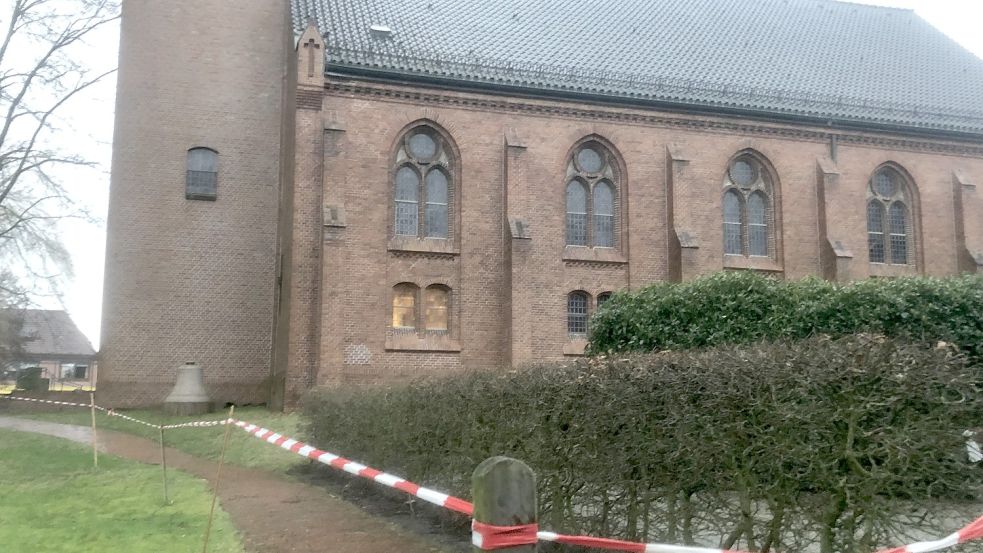 Der Bereich rund um die Petruskirche in Ostrhauderfehn musste aufgrund eines Schadens am Dach (direkt über dem Kreuz) abgesperrt werden. Foto: Zein