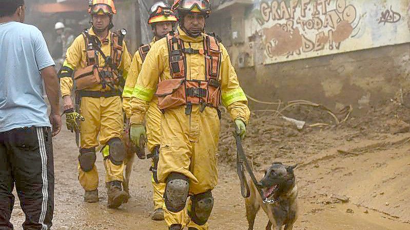 Feuerwehrleute, der Zivilschutz und die Bevölkerung suchen in Petropolis, der Bergregion von Rio de Janeiro, nach Opfern. Foto: Carlos Santtos/TheNEWS2 via ZUMA Press Wire/dpa