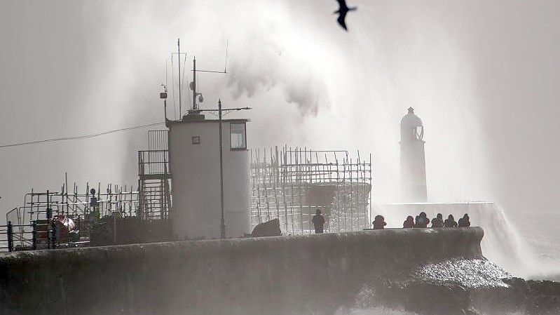 Riesige Wellen schlagen gegen den Deich, nachdem Sturm „Franklin“ auf die britische Küste traf. Foto: Ben Birchall/PA Wire/dpa