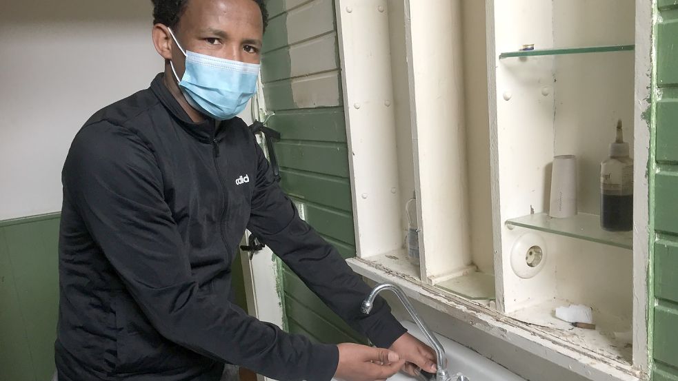 Girmay Hadish ist einer der betroffenen Mieter und hatte dieser Zeitung Mitte Juni des vergangenen Jahres vorgeführt, dass in der Wohnung kein Wasser mehr fließt. Foto: Mielcarek/Archiv