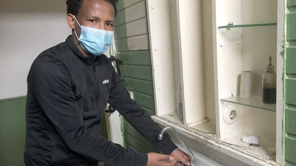 Girmay Hadish ist einer der betroffenen Mieter und hatte dieser Zeitung Mitte Juni des vergangenen Jahres vorgeführt, dass in der Wohnung kein Wasser mehr fließt. Foto: Mielcarek/Archiv