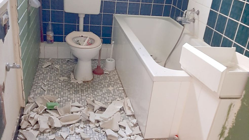 Der Vermieter soll auch das Waschbecken in der Wohnung zerschlagen lassen haben. Foto: privat/Archiv