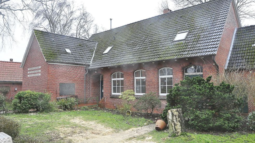 Im alten Schulhaus von Leerort sollen acht kleine Wohnungen entstehen. Foto: Wolters