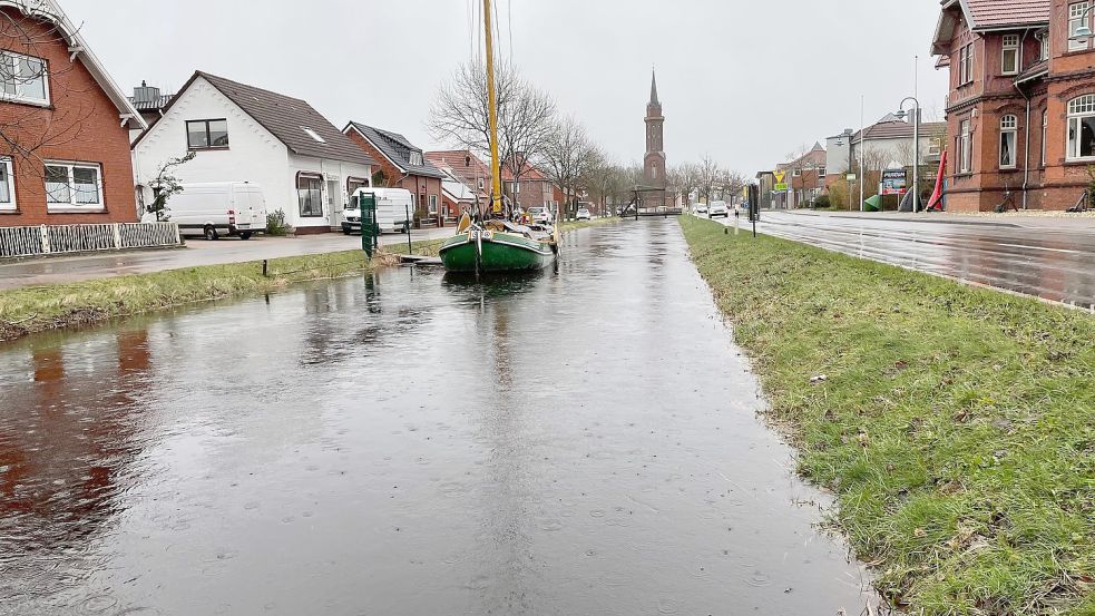 Voll bis oben hin: Am Rajen und den anderen Wieken in Rhauderfehn stand das Wasser am Montagmorgen hoch wie selten mal. Foto: Janßen