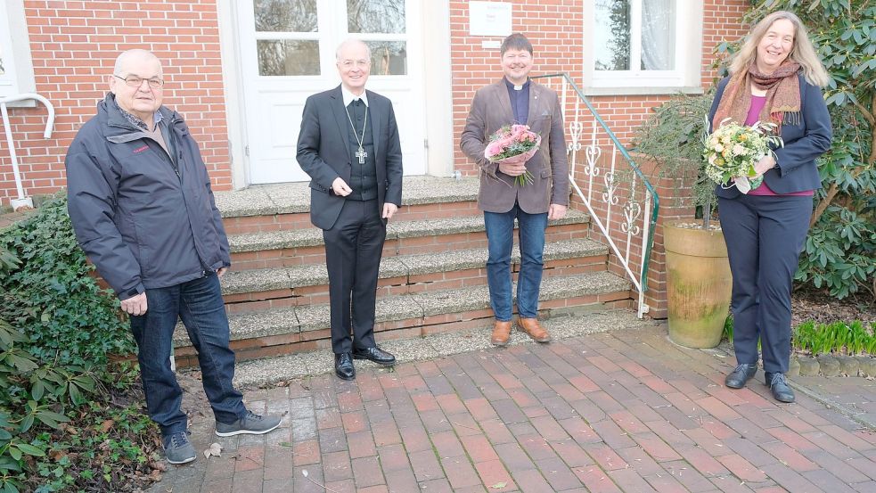 Regionalbischof Dr. Detlef Klahr führte gemeinsam mit dem stellvertretenden Sprecher der Lektoren und Prädikanten im Sprengel, Arnold Bloem (links), Pastorin Reina van Dieken und Pastor Ulrich Hirndorf im Evangelischen Bildungszentrum Potshausen in ihren Dienst als Beauftragte für die Lektoren- und Prädikantenarbeit im Sprengel Ostfriesland-Ems ein.