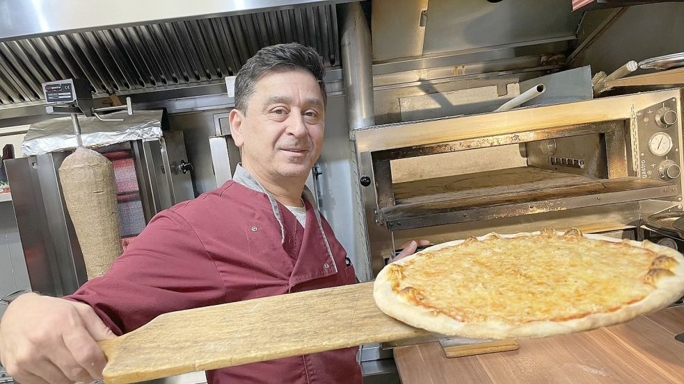 Ibrahim Özdamar betreibt seit 1994 das Kebabhaus Pantry in Rhauderfehn. Foto: Hellmers