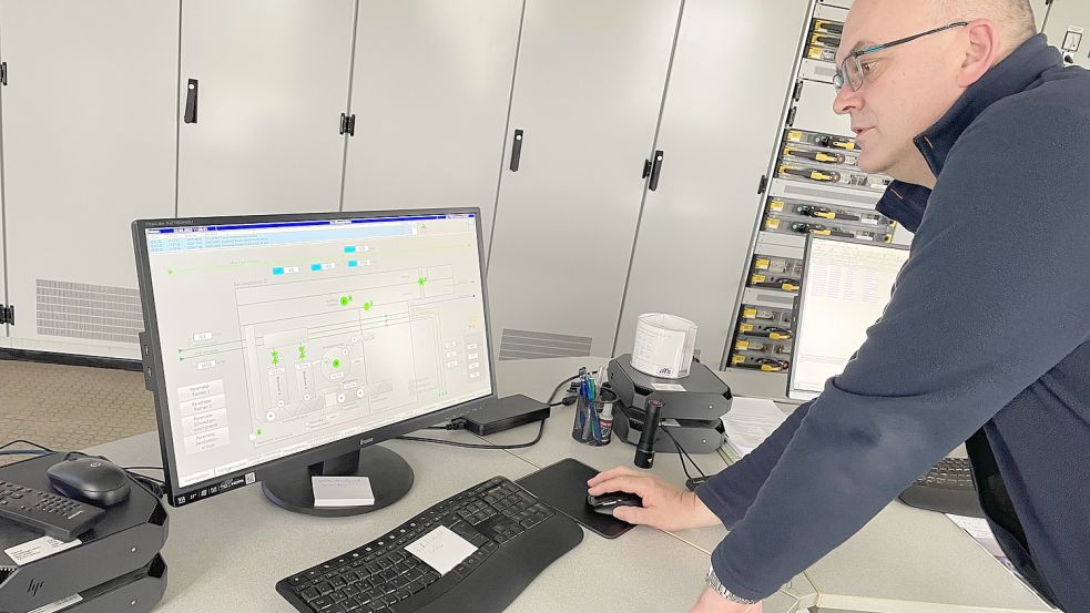 Abwassermeister und Betriebsleiter Holger Marks in der Schaltzentrale des Klärwerks in Rhauderfehn. Hier wird überwacht, ob in den Kanälen und Anlagen alles reibungslos läuft. Foto: Janßen