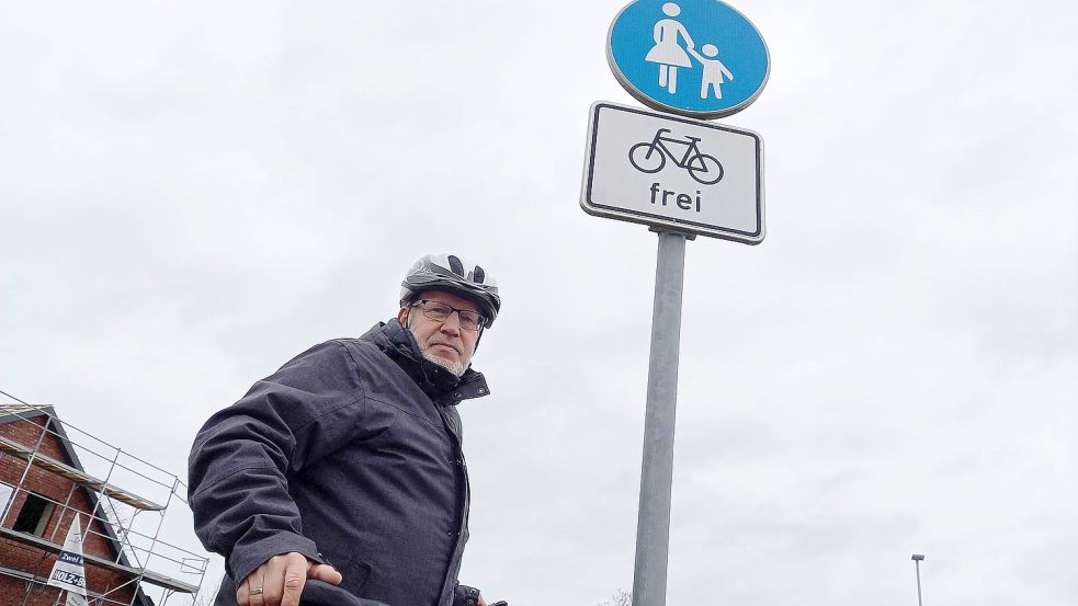 Viele Radfahrer handeln falsch, weil sie Schilder dazu verleiten, sagt Harm Meinders, der Vorsitzende der Ortsgruppe Rheiderland des Allgemeinen Deutschen Fahrrad Clubs (ADFC). Foto: Vogt